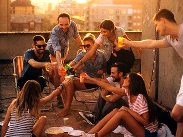 Relationship tips: दोस्तों के साथ और खुद के लिए टाइम निकालें 