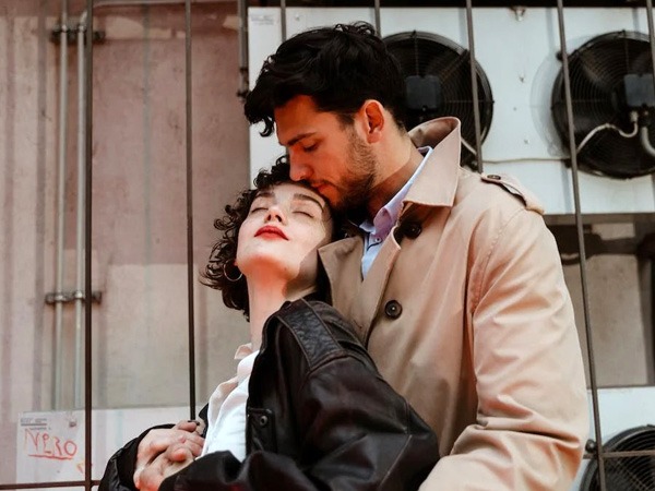 पहली नजर का प्यार जैसे कुछ हो सकता-एलेक्ज़ेंडर टोडोरोव