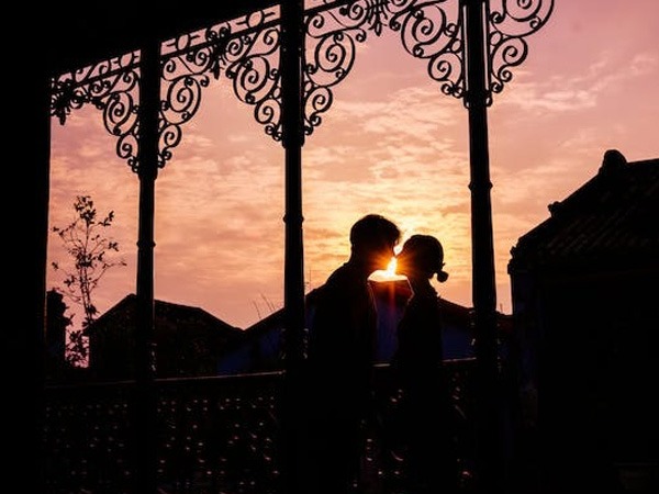 अब छज्जे छज्जे का प्यार नहीं होता है-