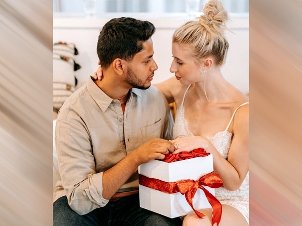 Relationship Tips: उसके लाए गिफ्ट की तारीफ करना 