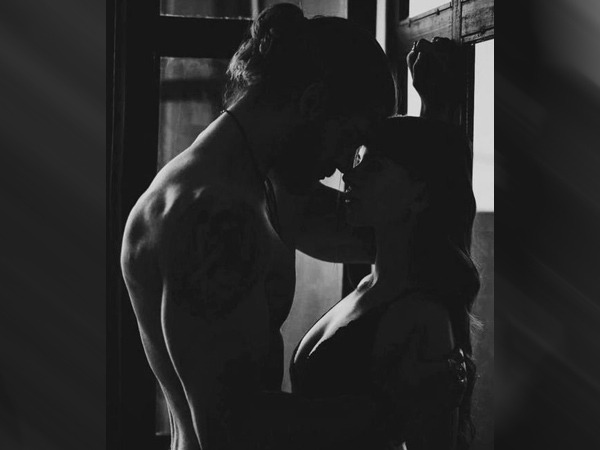 Relationship Tips: फिजिकल रिलेशन में स्पार्क जगाने के टिप्स 