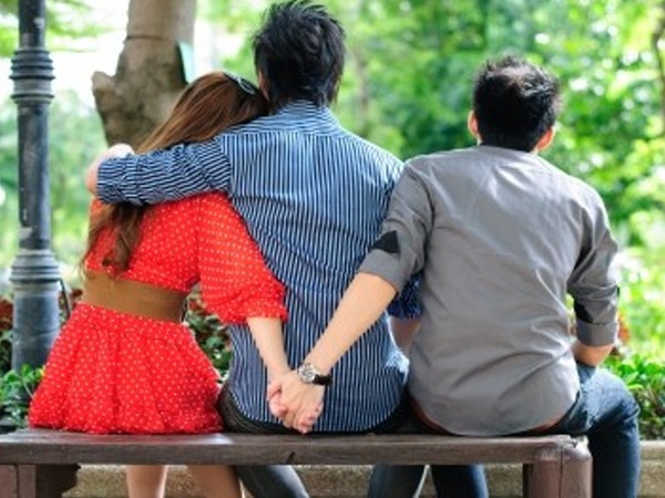 Relationship Tips: पार्टनर को जलाने के लिए फ्लर्ट करना