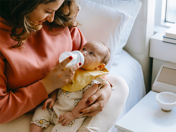 Spoon feeding vs Bottle Feeding: Which is better for your Infant? in hindi