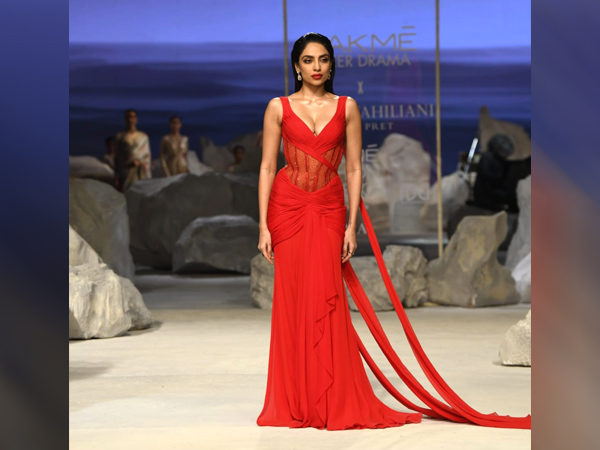 Lakme Fashion Week 2023 Shobhita Dhulipala Showstopper for Tarun Tahiliani 