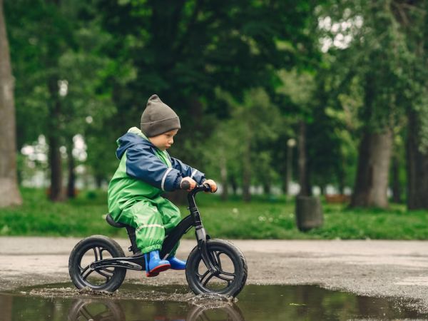 4. . साइकिल चलाना 