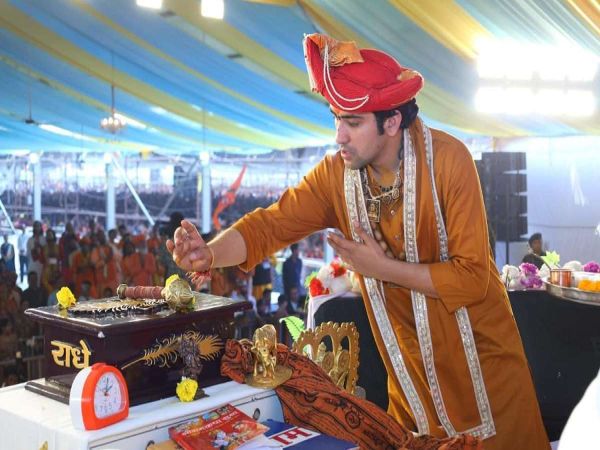 धीरेन्द्र शास्त्री के खिलाफ एफआईआर भी है दर्ज