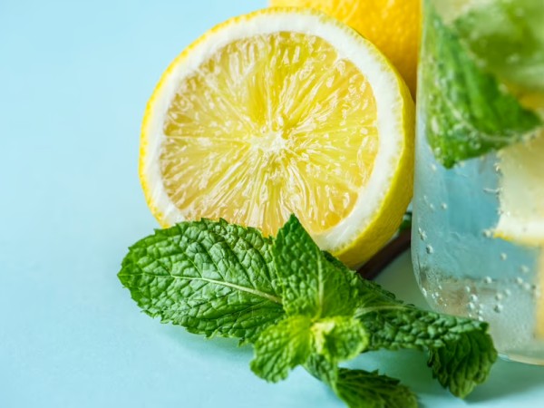 1. लेमन मिंट डिटॉक्स ड्रिंक