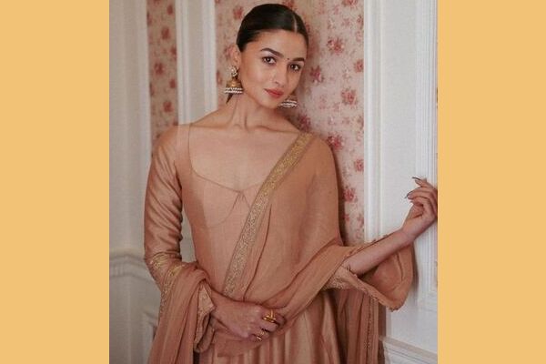 Alia Bhatt Indian Outfit Look Alia Bhatt Indian Outfit Look