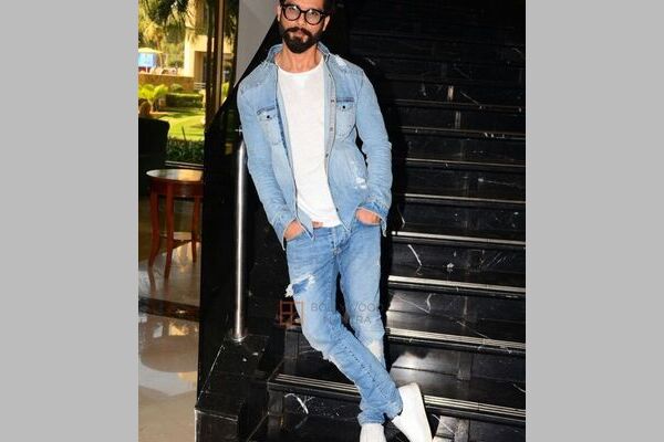 Denim Shirt For Men: डेनिम शर्ट को लेयर करें Denim Shirt For Men: डेनिम शर्ट को लेयर करें