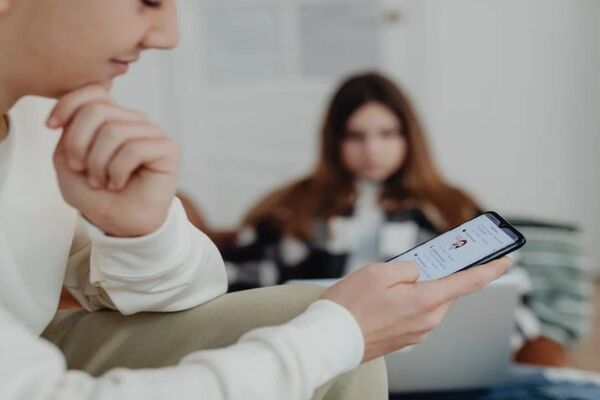 Emotional Cheating: पार्टनर कुछ भी नहीं करता आपसे शेयर 