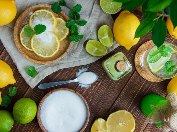 2. बेकिंग सोडा और नींबू का स्क्रब: 2. बेकिंग सोडा और नींबू का स्क्रब: