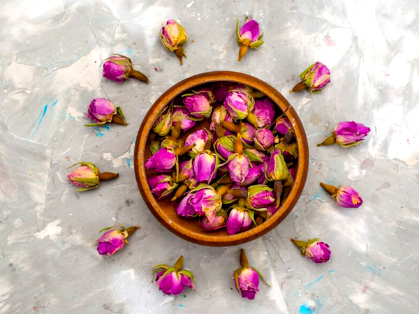 Different Ways To Use Dry Rose Petals in Hindi