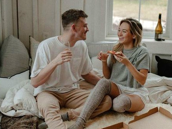 Relationship Tips : आपको ज्यादा अटैच होने की जरूरत 