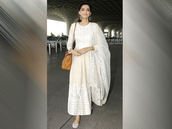 Holi 2023 Outfits Ideas: सोनम कपूर का चिकनकारी आउटफिट 