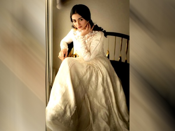 Holi 2023 Outfits Ideas: सारा अली खान का चिकनकारी आउटफिट 