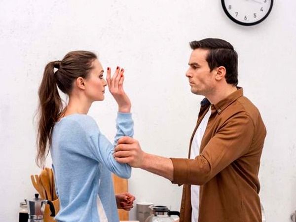 Relationship Tips : पार्टनर कैसे करता है आपको कंट्रोल ?