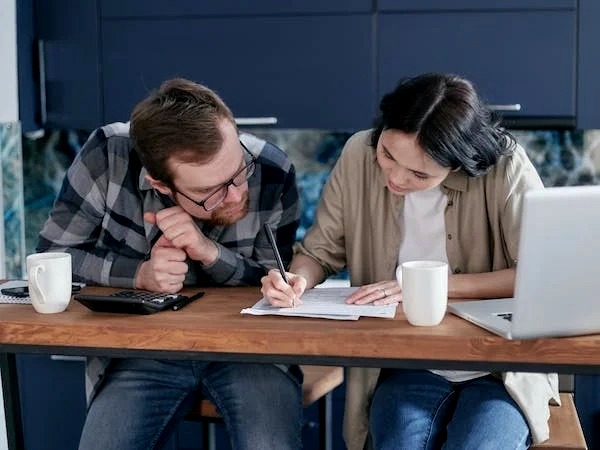 Financial Planning: कमाई के आधार पर खर्च और सेविंग करें 