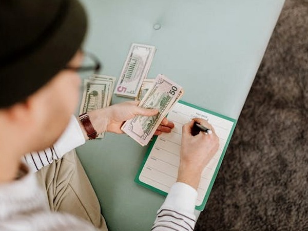 Financial Planning: सैलरी का 50-50 प्रतिशत सेव करें