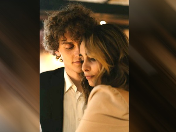 लड़का आपसे बार-बार आकर बात करे