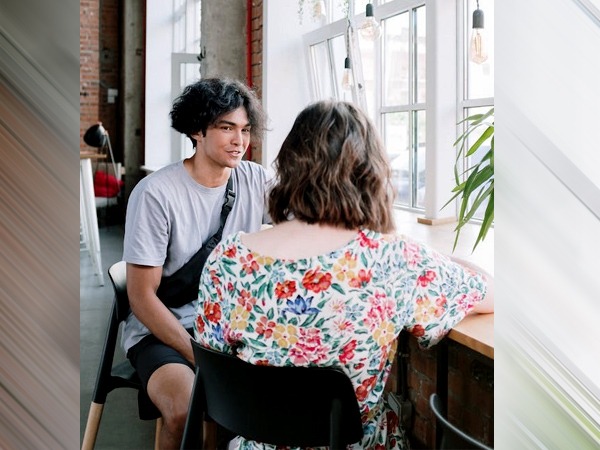 बॉडी लैंग्वेस पर ध्यान दें