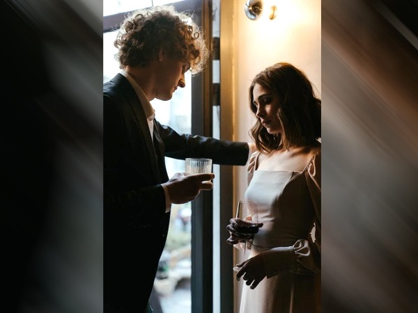 बहाना करके आपको टच करना 