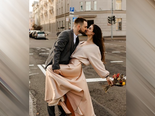 Relationship Tips : पत्नी की खूबसूरती की तारीफें-