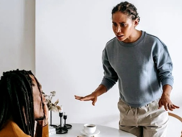 Relationship Tips: पत्नी अपनी आय को लेकर पति को नीचा दिखाती है