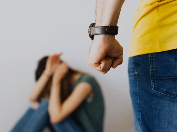 Domestic violence : घरेलू हिंसा की शिकायत आप कैसे कर सकती हैं-