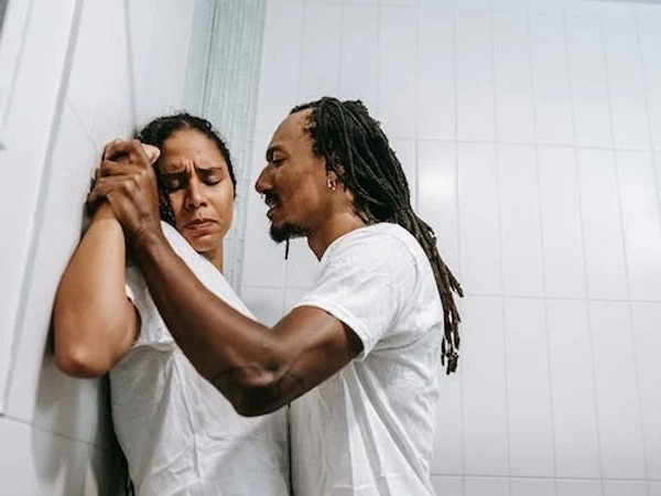 Domestic Violence: पुलिस की मदद लें, हेल्प नंबर पर कॉल करें