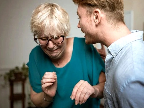 Domestic Violence: उसे हिम्मत बंधाएं