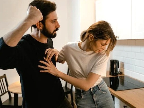 Domestic Violence: आप उसको भावनात्मक तरीके से पहले सपोर्ट करें-