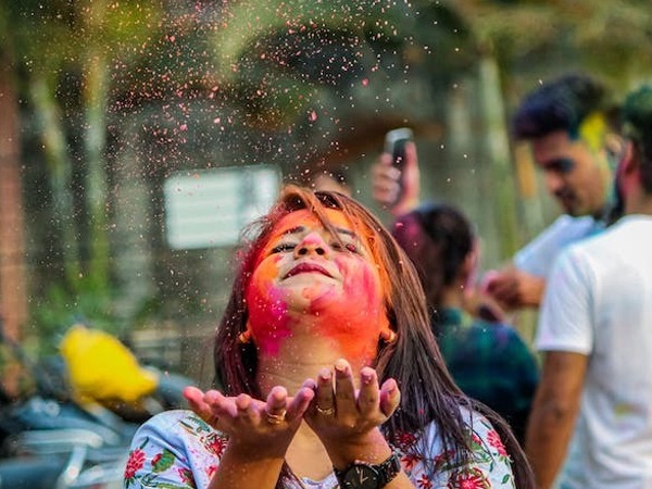 Happy Holi 2023 : इनके संग इस तरह से सेलिब्रेट करें होली 