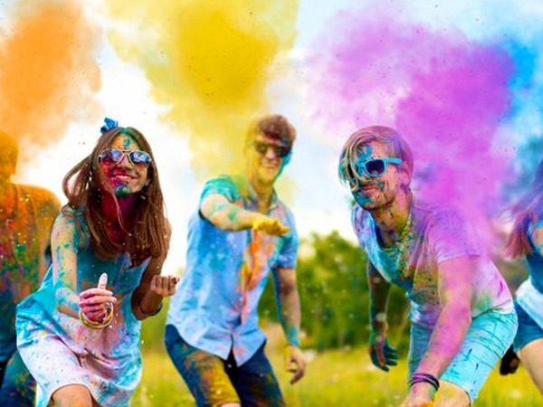 पड़ोसियो के साथ होली सेलिब्रेशन