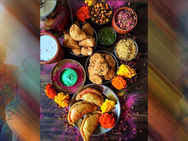 पड़ोसियो के साथ होली सेलिब्रेशन- पड़ोसियों को चखाएं स्वादिष्ट पकवान