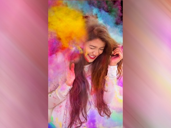 पड़ोसियो के साथ होली सेलिब्रेशन- मिठाई और उपहार दें