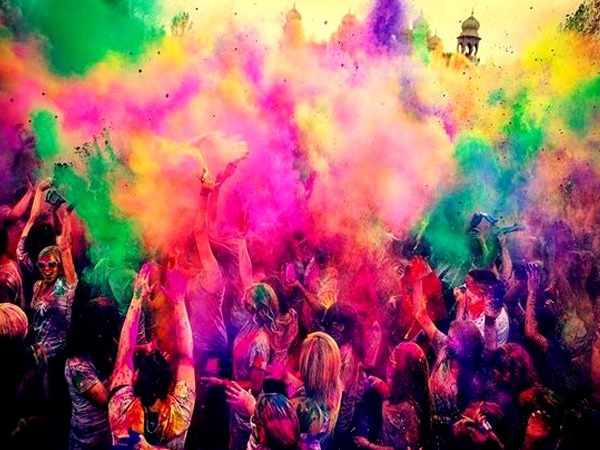 Happy Holi: घर के लॉन या छत पर डांस प्रोग्राम