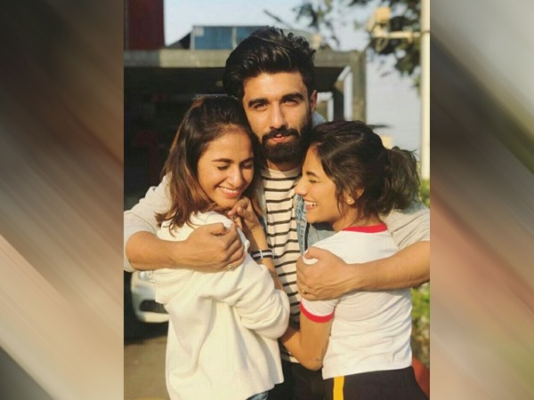 Brother Sister Relation: अपने पैरेंट्स की तरह ही उनका ध्यान रखें