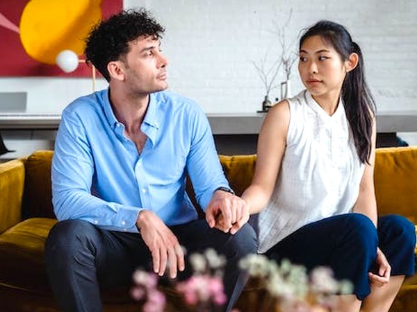 Relationship Tips: उसके मूड में बदलाव होते रहते हैं