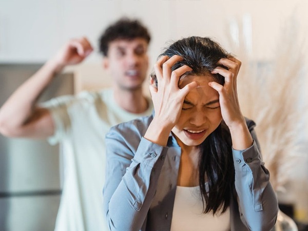 Gaslighting: रिलेशनशिप खत्म होने के बाद भी गैसलाइटिंग का प्रभाव