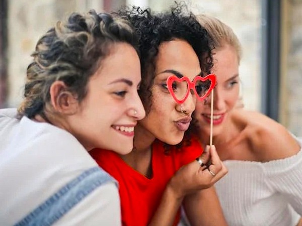 Friends Breakup: दोस्त की अच्छी यादों और उसके साथ बिताए बेहतरीन पल याद रखें