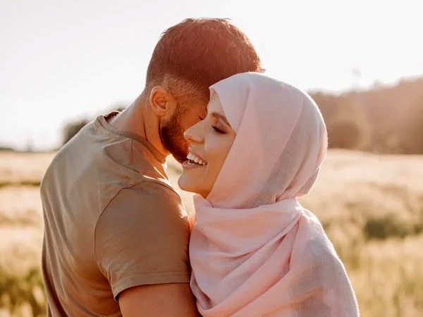 Ramadan 2023: रोज़े के दौरान शौहर-बीवी का एक दूसरे को किस करना