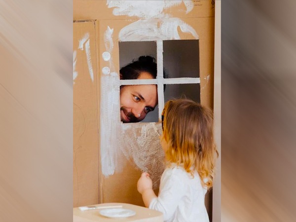 Fatherhood Facts: घर में रहकर बच्चे के साथ ज्यादा से ज्यादा वक्त बिताना