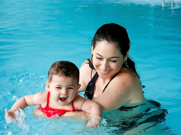 The Right Age to Take Your Baby Swimming, Knows Benefits and Precautions In Hindi The Right Age to Take Your Baby Swimming, Knows Benefits and Precautions In Hindi