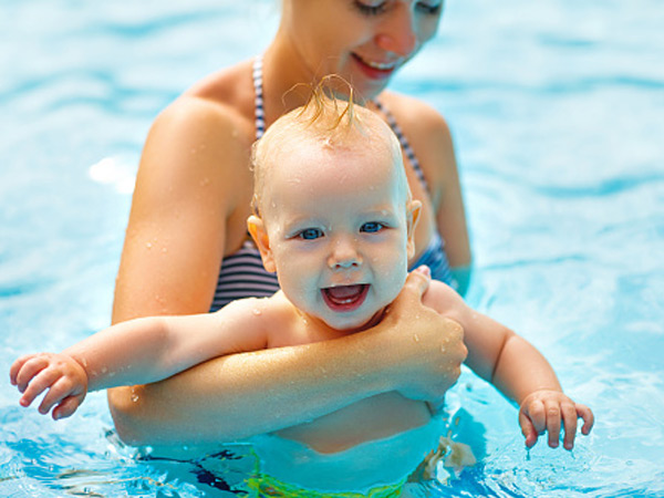 The Right Age to Take Your Baby Swimming, Knows Benefits and Precautions In Hindi The Right Age to Take Your Baby Swimming, Knows Benefits and Precautions In Hindi