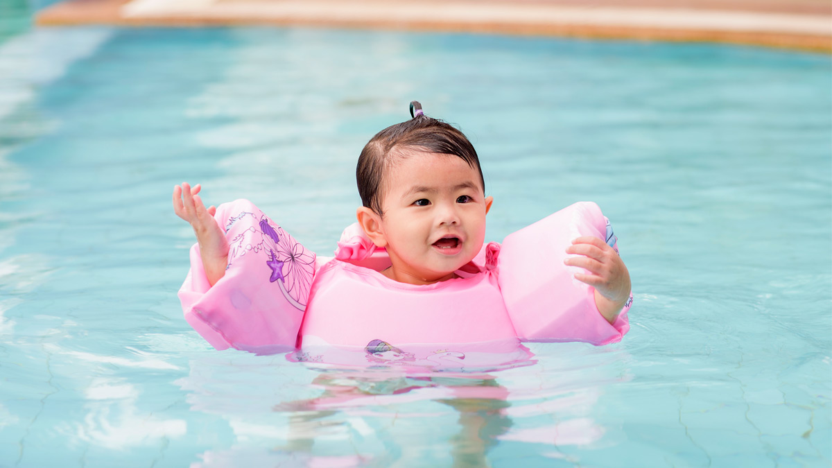 The Right Age to Take Your Baby Swimming, Knows Benefits and Precautions In Hindi The Right Age to Take Your Baby Swimming, Knows Benefits and Precautions In Hindi
