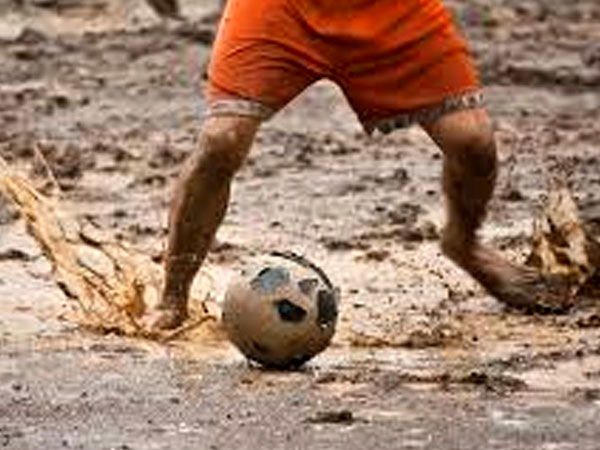 Why Playing In Mud Is Beneficial For Kids in hindi