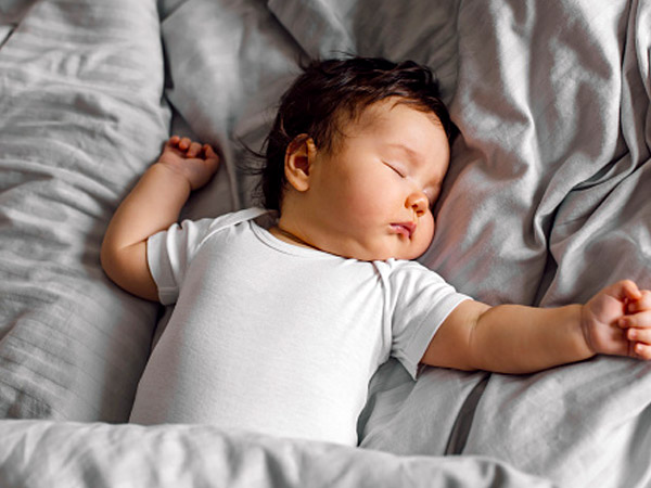 What to do if baby falls head first Know bacha bed se gir jaye to kya kare