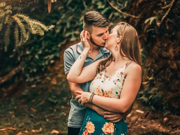 how to kiss your boyfriend