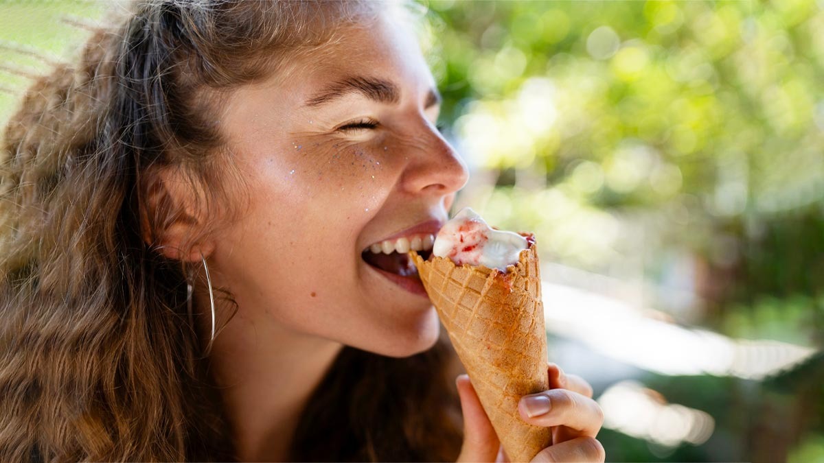 आइसक्रीम खाते ही क्‍यूं लग जाती है प्‍यास, ये है वजह और कब पीना चाह‍िए