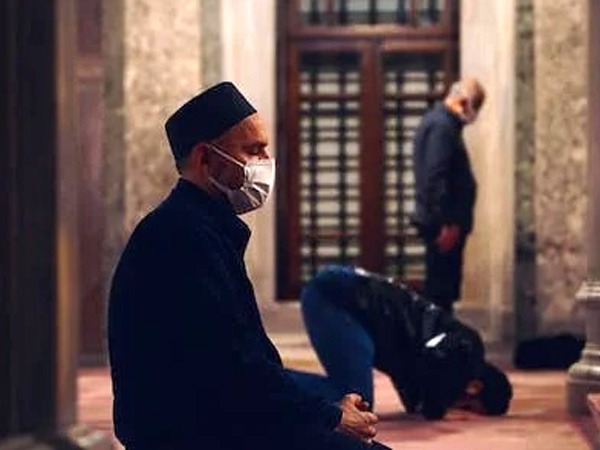 Muslims pray, salah, fajr